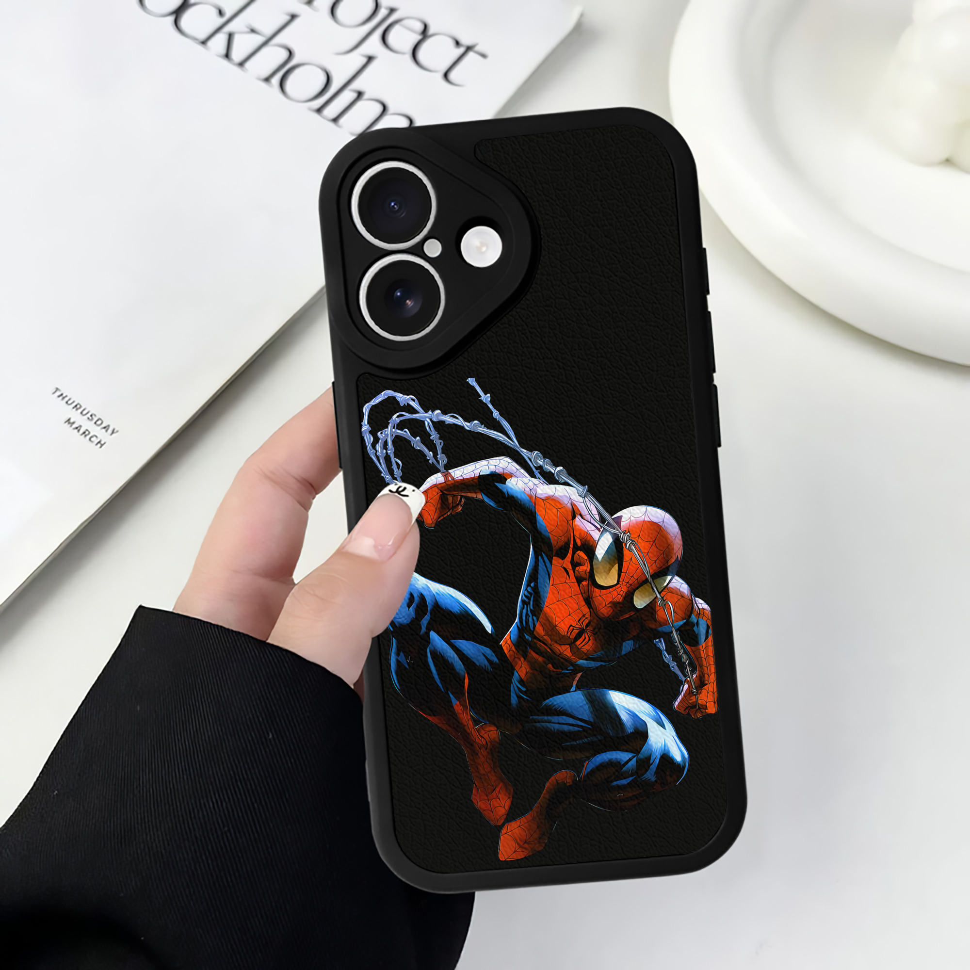 （画像用） Spider Man スパイダーマン 【iPhone 16シリーズ対応】シリコンスマホケース（レザー調） 材質：シリコン
